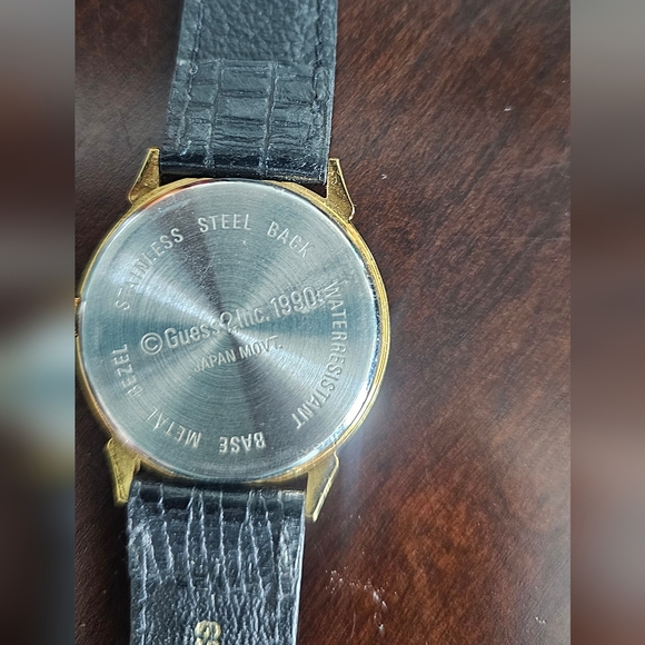 Vintage Gold Tone Guess Watch With New Battery and Excellent Leather Straps - Picture 3 of 5